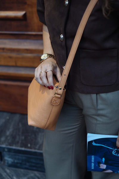 Handmade Full Grain Leather Crossbody Bag: Elegant Italian Handbag