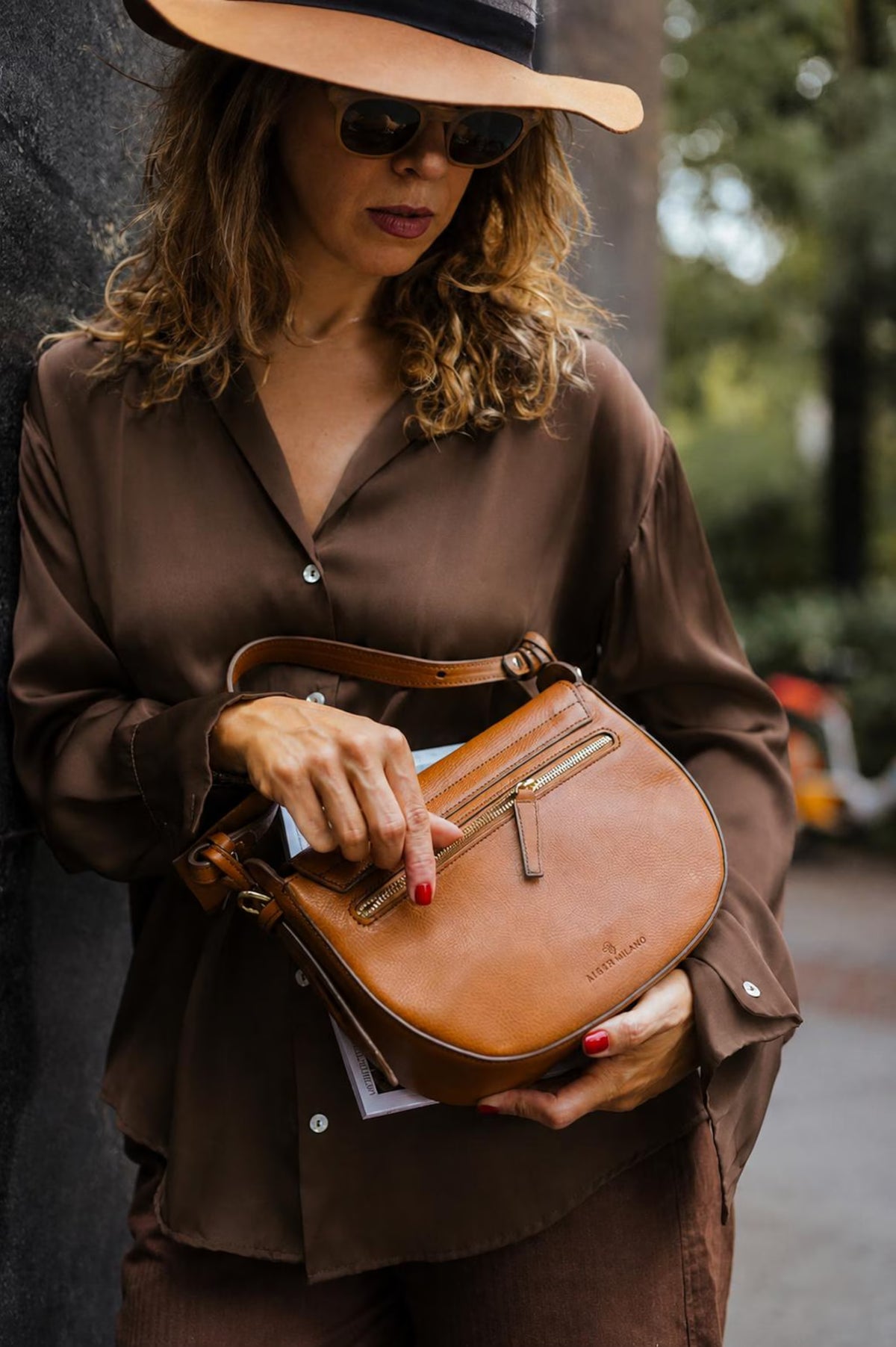 Shaped in Leather – Crossbody Bag