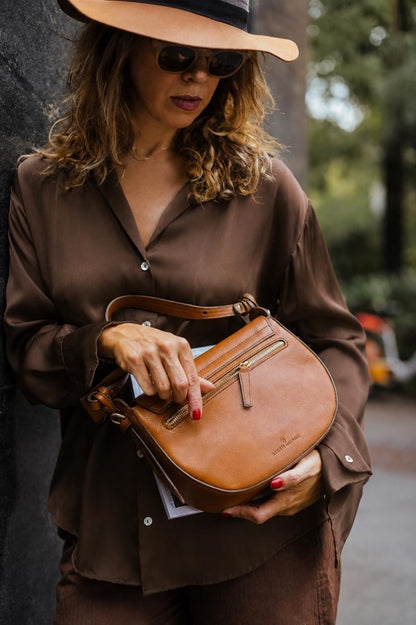 Shaped in Leather – Crossbody Bag