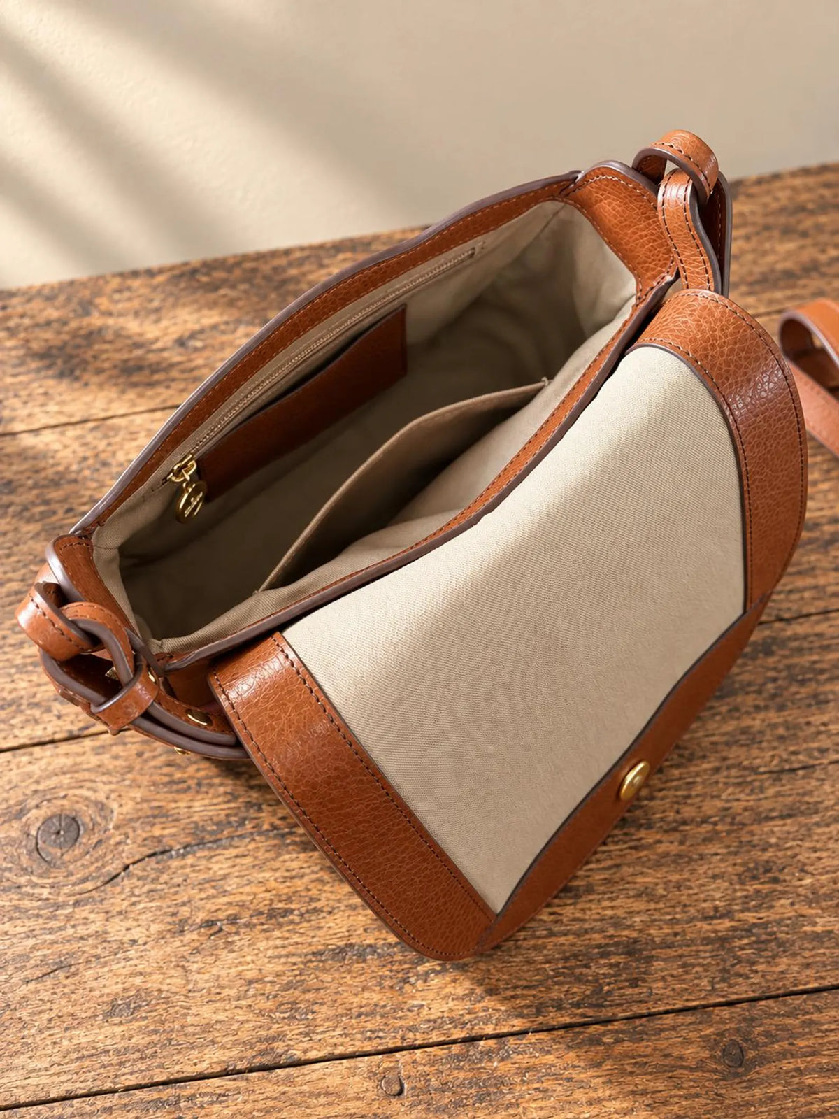 Shaped in Leather – Crossbody Bag