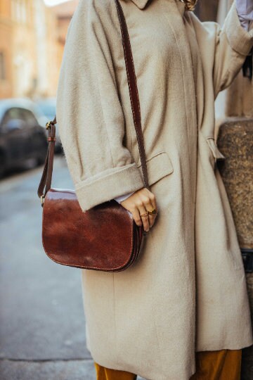 Handmade Italian Leather Crossbody Bag: Elegant Messenger Handbag