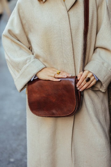 Handmade Italian Leather Crossbody Bag: Elegant Messenger Handbag