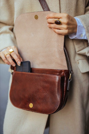 Handmade Italian Leather Crossbody Bag: Elegant Messenger Handbag