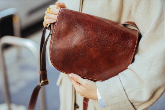 Handmade Italian Leather Crossbody Bag: Elegant Messenger Handbag