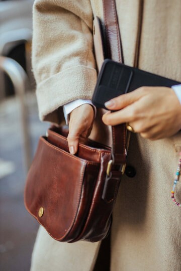 Handmade Italian Leather Crossbody Bag: Elegant Messenger Handbag