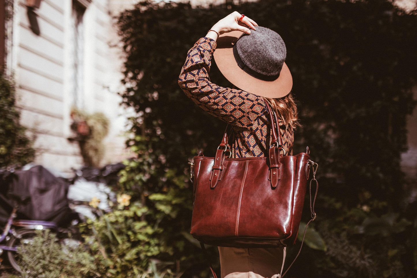 Handmade Leather Handbag: Elegant Italian Leather Tote Bag